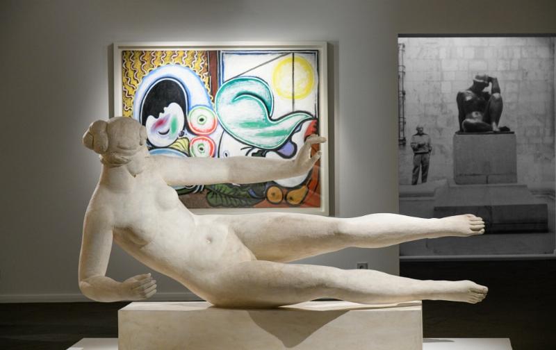 Statue Maillol monumentale dans les jardins des Tuileries à Paris, femme sereine.